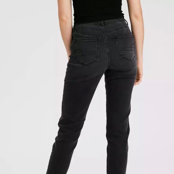 Supper cute American eagle mom jeans says size 2 but fits like a size 4-6 - Picture 2 of 3